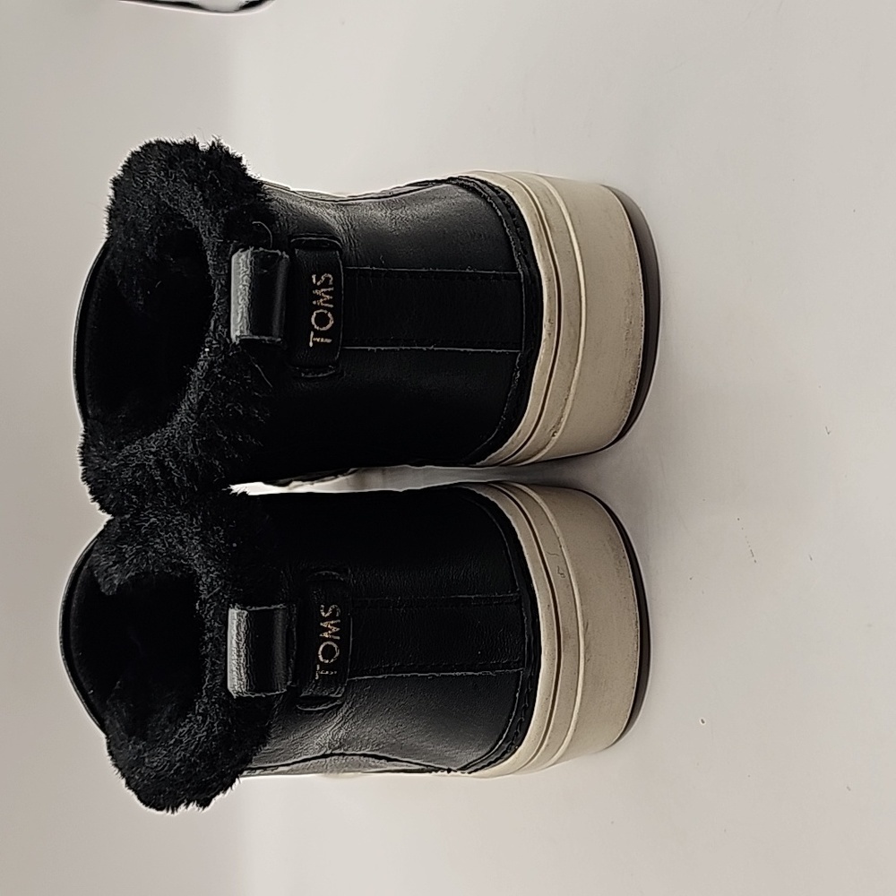 TOMS slip on sneaker/ booties faux fur trim. 7.5 womens - Picture 2 of 6
